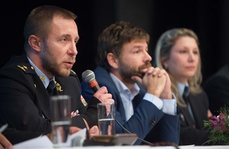 Záijové shromádní v Králíkách. éf vzeské sluby Petr Dohnal hovoí s mikrofonem k obyvatelm Králík. Jeho slova poslouchá ministr spravedlnosti Robert Pelikán.