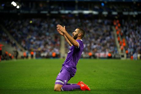 Karim Benzema z Realu Madrid slaví gól Espaolu, kterým pomohl k rekordní...