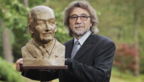 Vedoucí Sofronky Jan Kaák drí bustu svého otce Karla, který v roce 1956...