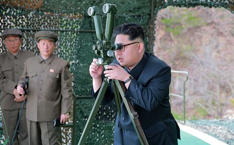 Severokorejský vdce Kim ong-un se osobn zúastnil zkouky odpálení...