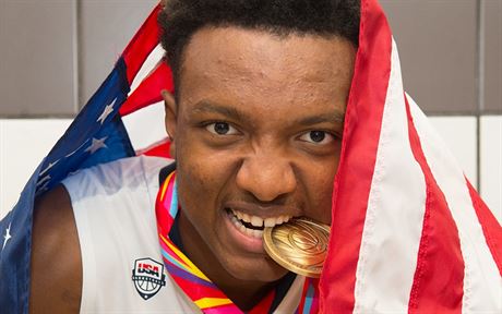 Americký basketbalista Wendell Carter se zlatem z mistrovství svta...