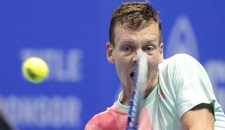 Tom Berdych vrac mek v semifinle turnaje v Petrohradu.