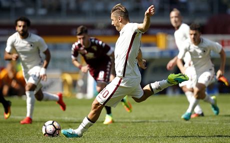 Francesco Totti z AS ím promuje penaltu v utkání proti Turínu.