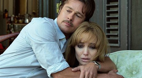 Brad Pitt a Angelina Jolie ve filmu U moe (2015)