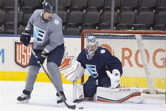 Slovenský bek Zdeno Chára a branká� Philipp Grubauer na tréninku p�ed...