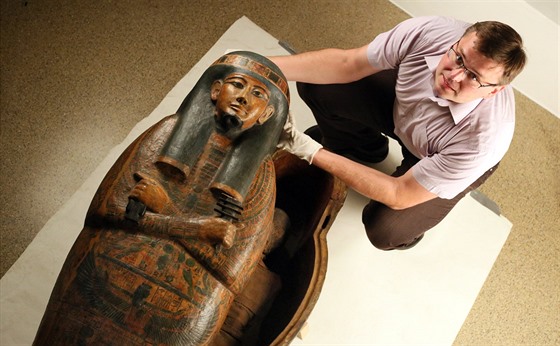 Kastelán kynžvartského zámku Ondřej Cink připravuje mumii egyptského kněze...