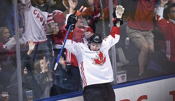 Corey Perry se raduje z branky na 2:1 v utkání mezi Kanadou a USA na Sv�tovém...