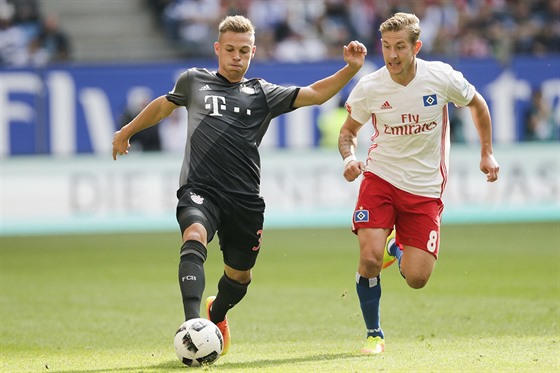 Joshua Kimmich z Bayernu Mnichov a Lewis Holtby v dresu Hamburku bojují o balon.