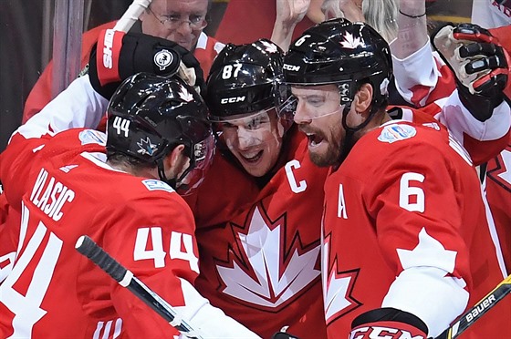 Marc-Edouard Vlasic a Shea Weber slaví první kanadský gól se střelcem Crosbym.