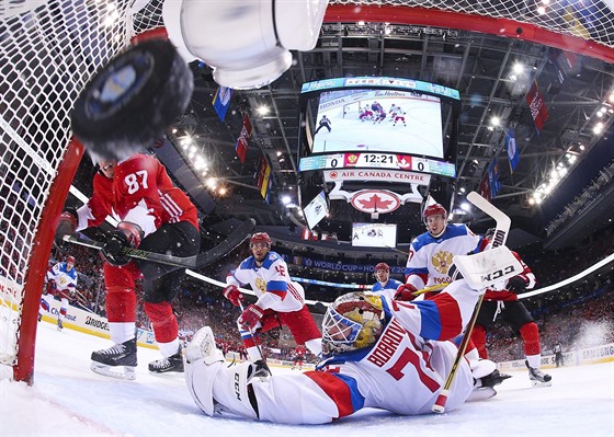 Sidney Crosby překonává Sergeje Bobrovskiho v semifinále Kanada - Rusko.