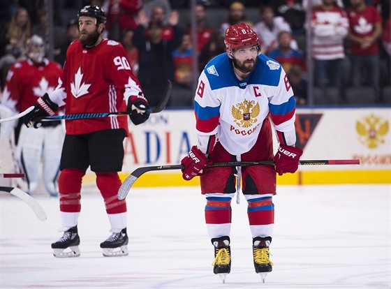 Smutný Alexandr Ovečkin v závěru semifinále proti Kanadě. Rusko prohrálo 3:5.