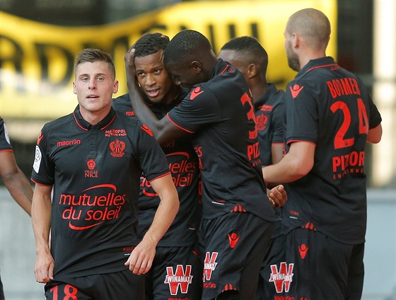Fotbalisté Nice slaví vítzný gól na hiti Nancy v utkání francouzské ligy.