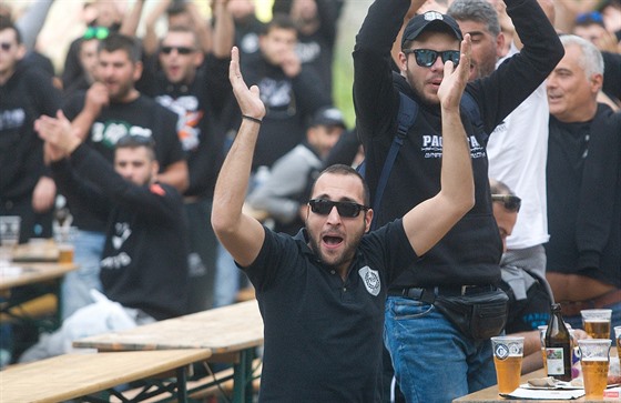 Řečtí fanoušci se baví v centru Liberce před zápasem Evropské ligy s místním...