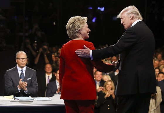 Donald Trump a Hillary Clintonová ped zahájením debaty (27. záí 2016)