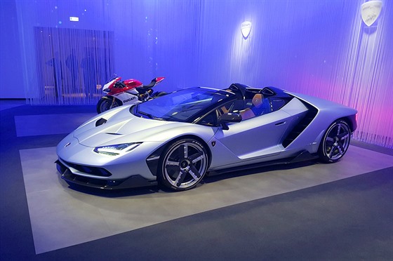 Lamborghini Centenario představil v předvečer autosalonu koncern Volkswagen,...