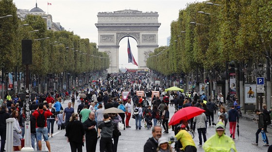 Díky dnu bez aut se lidé mohli projít i po slavném pařížském bulváru Champs...