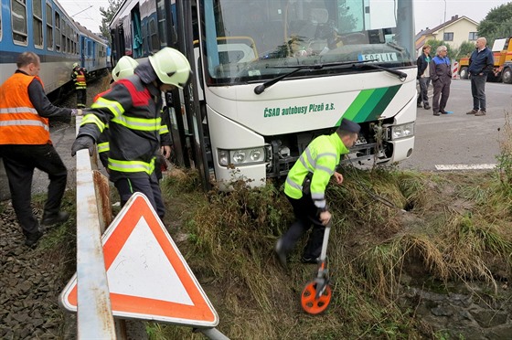 U Luan na Plzesku se srazil osobní vlak s autobusem. (20. záí 2016)