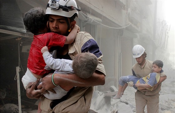 Záchranáři pomáhají obětem náletu v Aleppu. Ilustrační snímek.