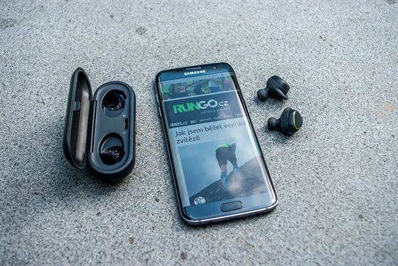 Sluchátka Samsung Gear IconX spolu s telefonem Samsung Galaxy S7 edge.