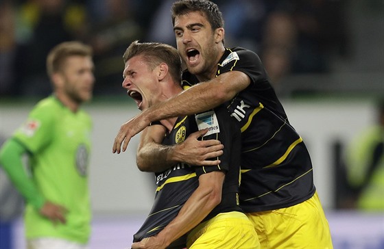 Lukasz Piszczek (vlevo) z Dortmundu slaví se spoluhráem Socratisem gól v...