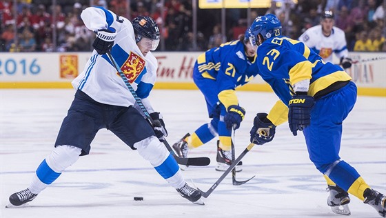Finský hokejista Mikael Granlund (vlevo) bojuje o puk s Oliverem...