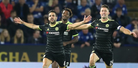 Cesc Fabregas (vlevo) z Chelsea se raduje z gólu v pohárovém souboji s...