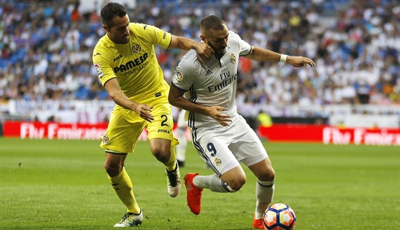 Karim Benzema (vpravo) z Realu Madrid se snaí odpoutat od Maria Gaspara z...