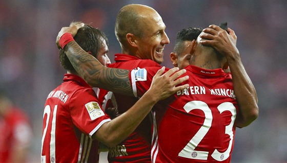 Arjen Robben (uprosted) z Bayernu slaví se spoluhrái gól v zápase s Herthou...