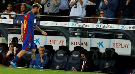 Lionel Messi z Barcelony stídá proti Atlétiku, trápí ho tísla.