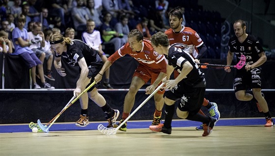 Padubický florbalista Jakub Burian v duelu se Steovicemi.