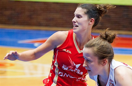 Ilustraní snímek - basketbalistky Slavie (v erveném) si zahrají Final Four eského poháru. 