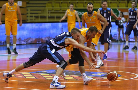 Prostjovský basketbalista Roman Marko (ve lutém) bojuje o mí s Michalem...
