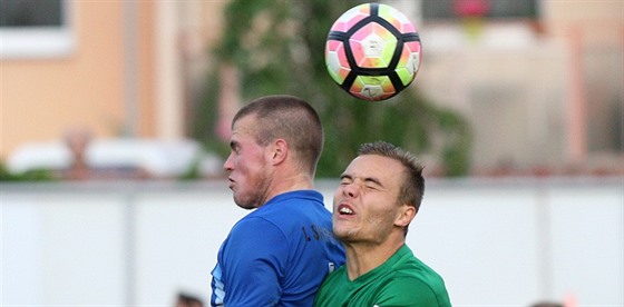 Prostjovský fotbalista Petr Nekuda (vlevo) a Jan Vondra z Vlaimi v...