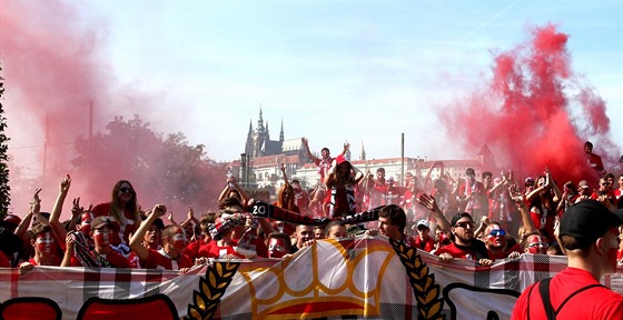 Slávistití fanouci pi tradiním pochodu Prahou ped derby na Spart