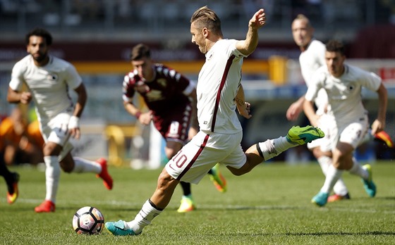 Francesco Totti z AS Řím proměňuje penaltu v utkání proti Turínu.