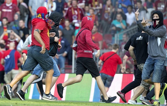 VÝTRNÍCI. Sparantí fandové vtrhli po skonení derby na hrací plochu.