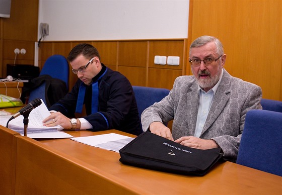 Primář kadaňské nemocnice Aleš Padrta (vpravo) u soudu.