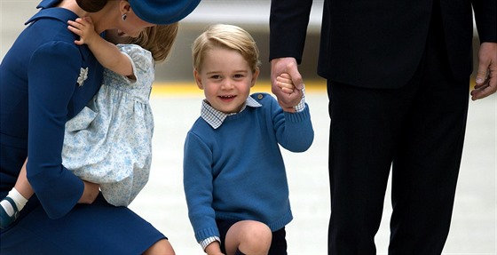 Princ George s rodii a sestrou (Victoria 24. záí 2016)