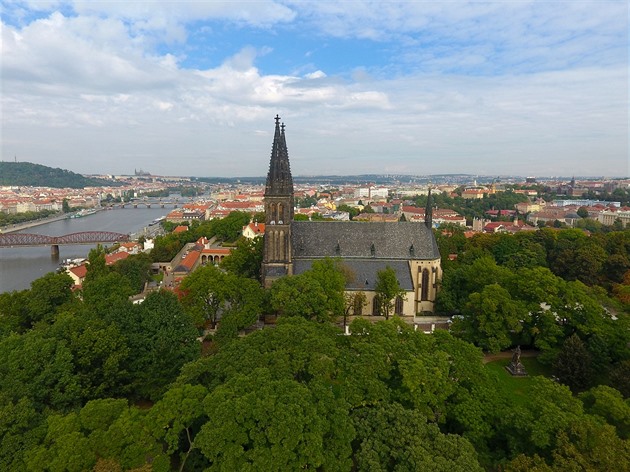 Letíme dronem jen nad první miminka žižkovského vysílače