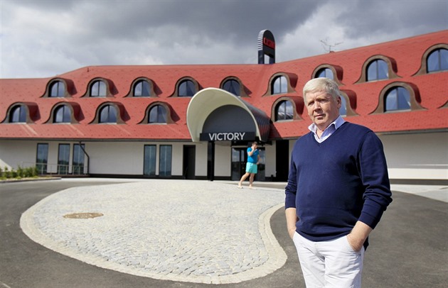 Podnikatel Bed�ich Hnilica si po revoluci vysnil, �e nad dálnicí D1 u Pop�vek...