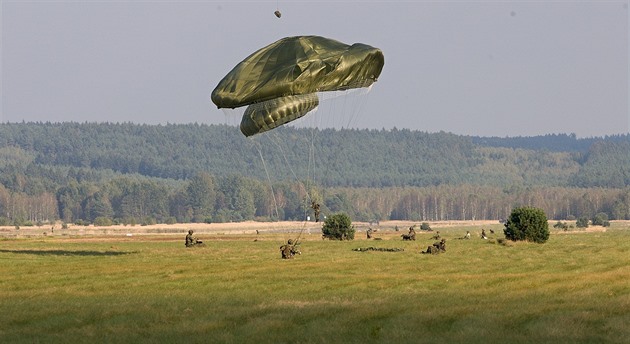 Kraj chce v Ralsku solární elektrárnu, mezi panely budou přistávat letadla