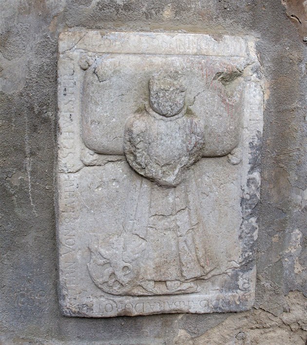 Objevený náhrobní kámen v klátee v Dolním Roov.