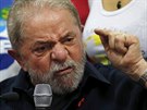 Lula hovoí k novinám poté, co byl vyslýchán ve spojitosti s korupní aférou...
