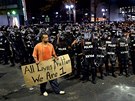 Druhou noc protest v americké Charlotte provázely násilné stety mezi policií...