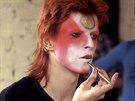 Velkým propagátorem pánského make-upu byl v minulém století zpvák David Bowie...