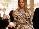 Seriálová Ally McBealová (Callista Flockhartová) v klasickém kabátu od značky...