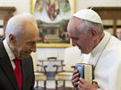 imon Peres (vlevo) a pape Frantiek se setkali v dubnu 2013.