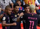 Fotbalisté Barcelony oslavují jeden z pti gól proti Gijónu.