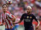 Brazilec Neymar ve slubách Barcelony sleduje mí bhem duelu s Gijónem.