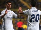 Talentovaný fotbalista Realu Marco Asensio pijímá gratulace ke gólu proti Las...